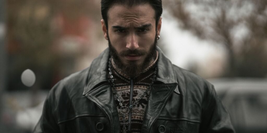 Ein stilvoller Mann in einer klassischen Lederjacke, Editorial-Porträt
