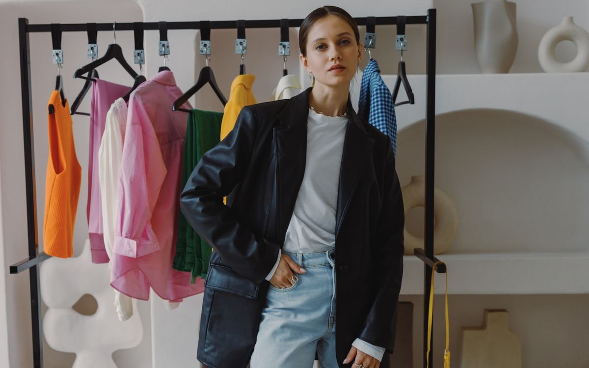 Eine Frau in Lederjacke beim Stöbern in einer schicken Boutique
