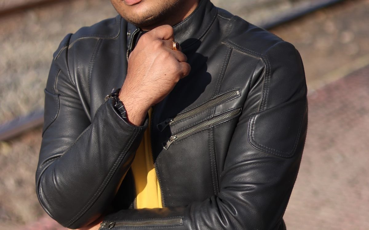 Eine leichte Lederjacke mit Sommer-Accessoires präsentiert
